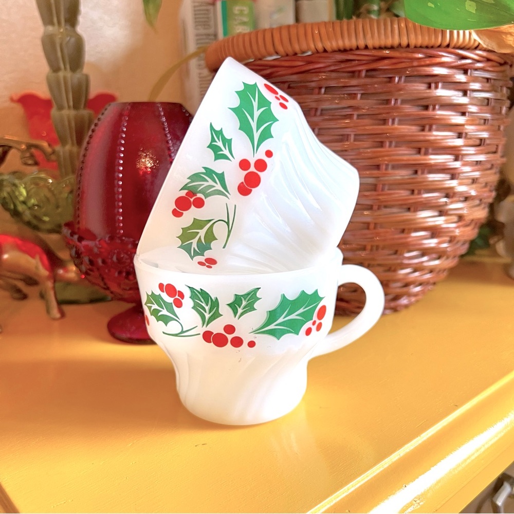 Vintage Termocrisa Mexico Milk Glass Holly Berry Set of 2 Mugs Tea Cups